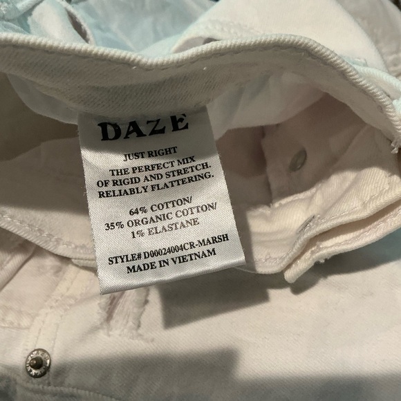 Daze White Denim Women Shorts Size 29 - Picture 9 of 11